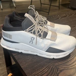 On Cloud Sneakers Barely Worn Running Great Condition White Black Sz 12